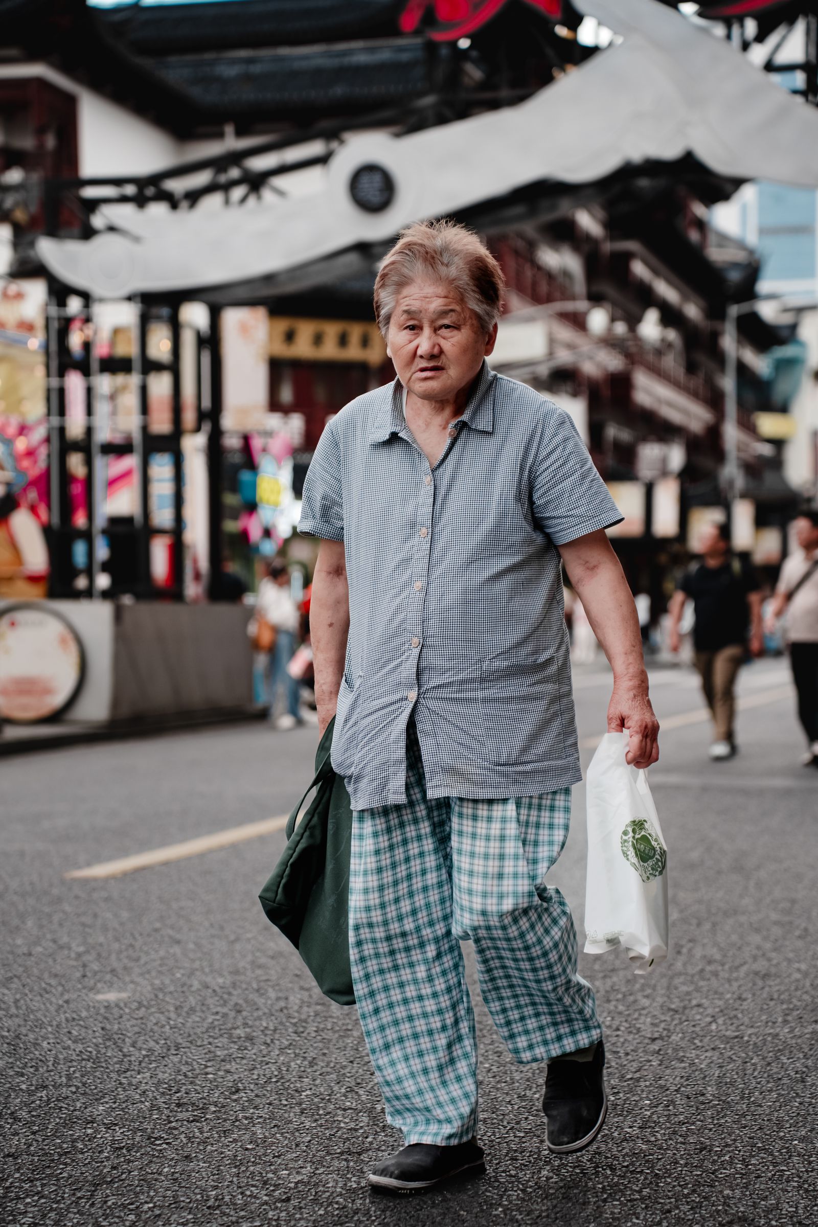日本の街を歩く高齢男性のイメージ