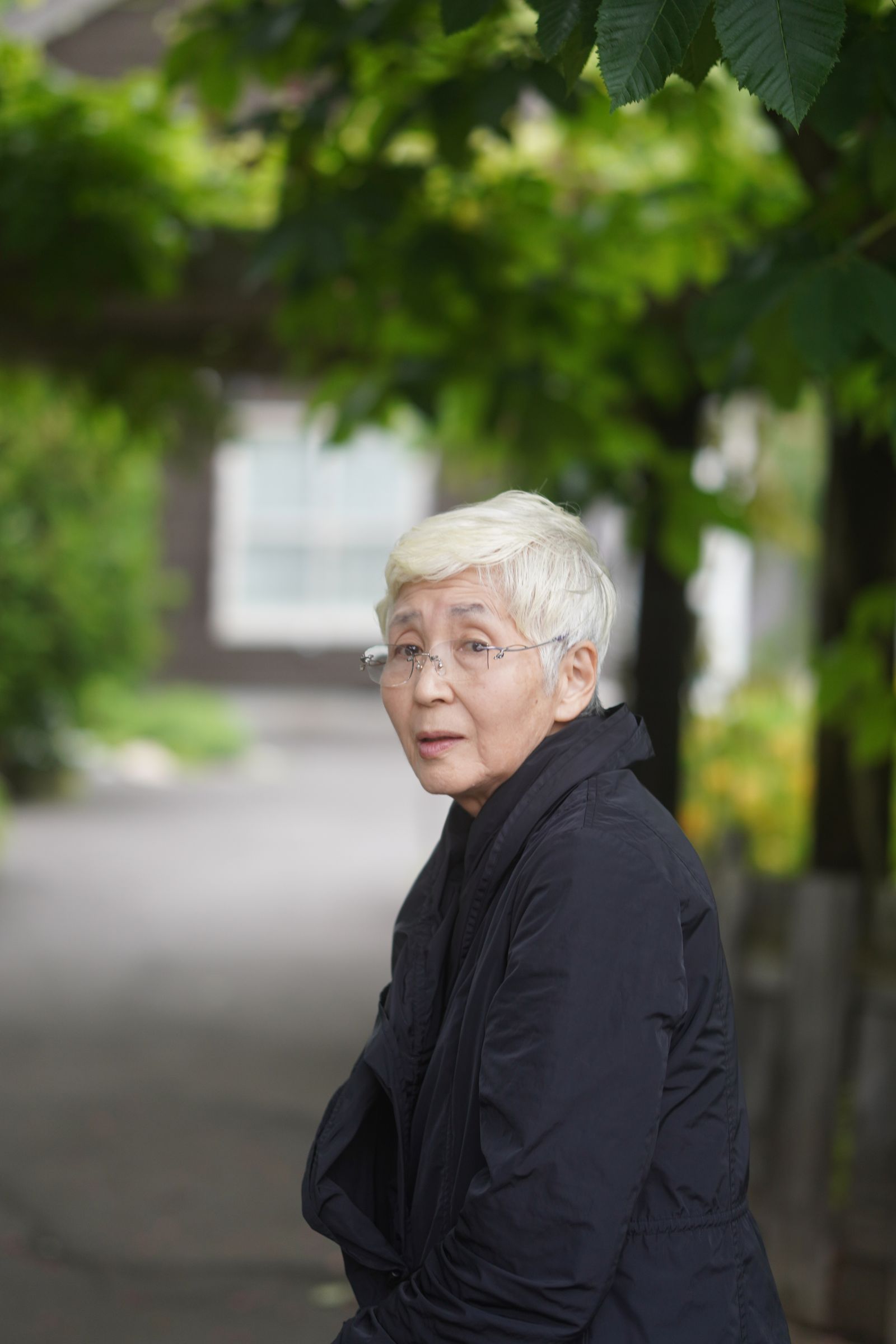 北海道の屋外でたたずむ日本の高齢女性のイメージ