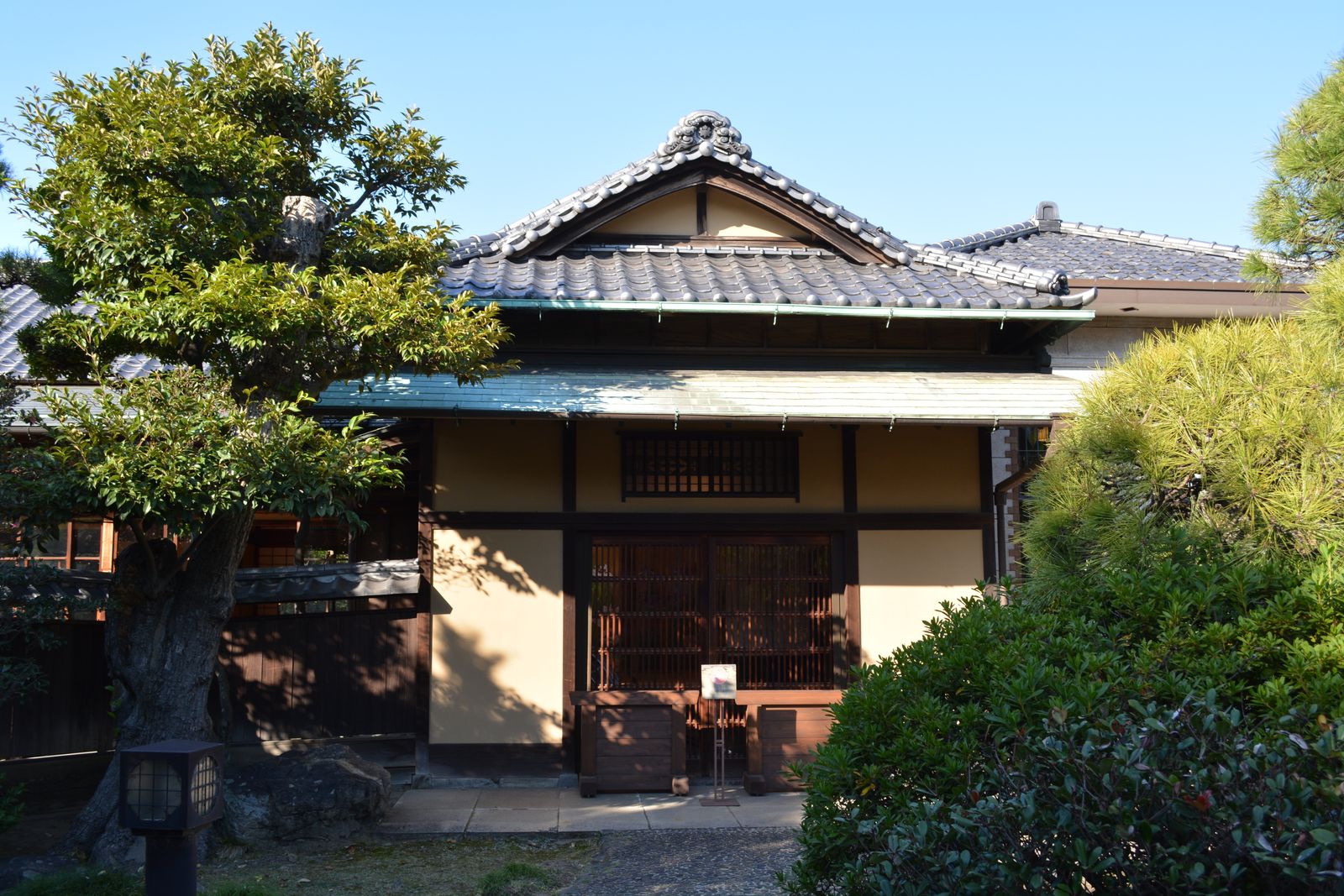緑に囲まれた日本家屋の外観イメージ